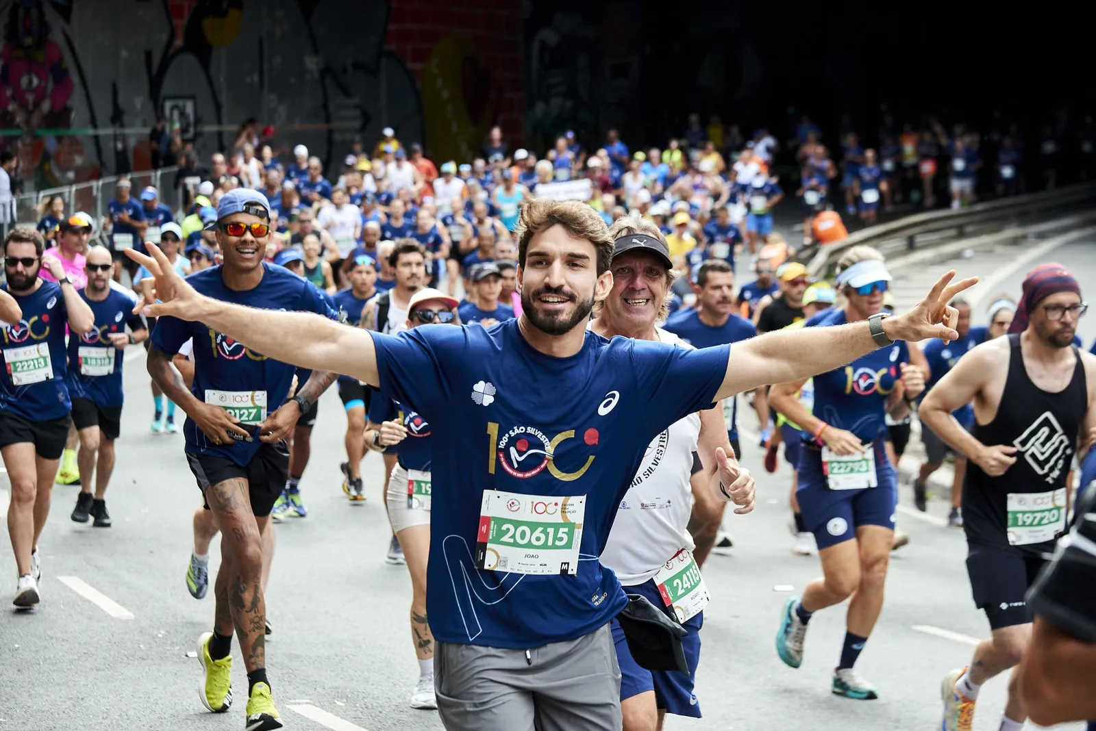 Pelotão de corredores na Avenida Paulista durante a Corrida de São Silvestre