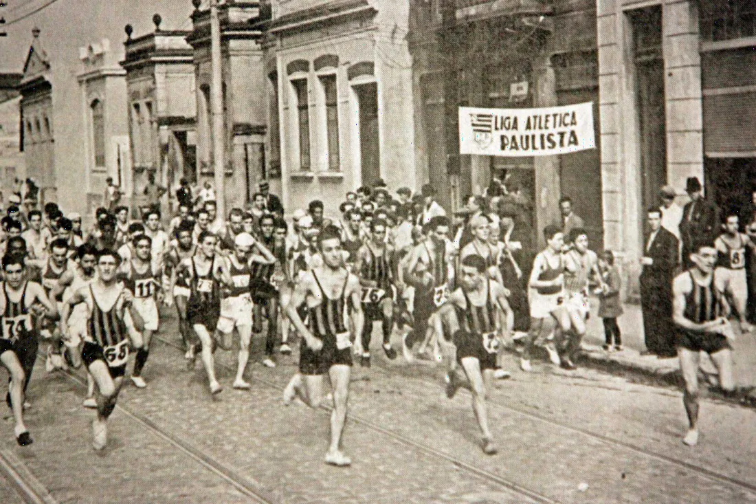 Largada da primeira Corrida de São Silvestre, em 1925, com os atletas alinhados na rua