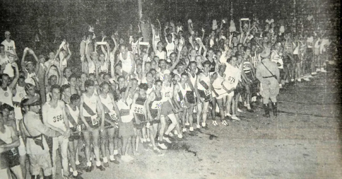 Largada da Corrida de São Silvestre no fim da década de 1940, com a rua tomada de corredores