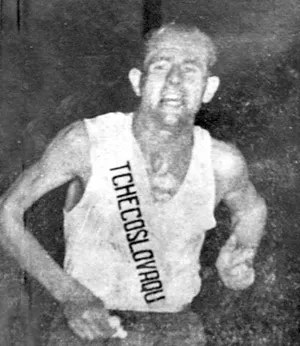 O tcheco Emil Zátopek correndo pelas ruas de São Paulo