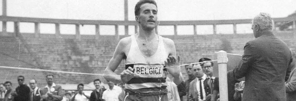 O belga Gaston Roelants à frente do pelotão da Corrida de São Silvestre