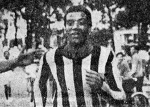 O cantor Jorge Ben com o número 433 na eliminatória paulista da corrida