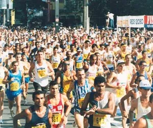 Avenida tomada de corredores na edição que reuniu 20 mil participantes